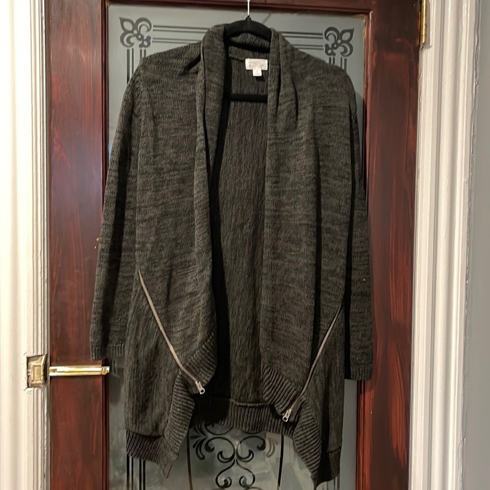 Dark green warm sweater with zipper accents